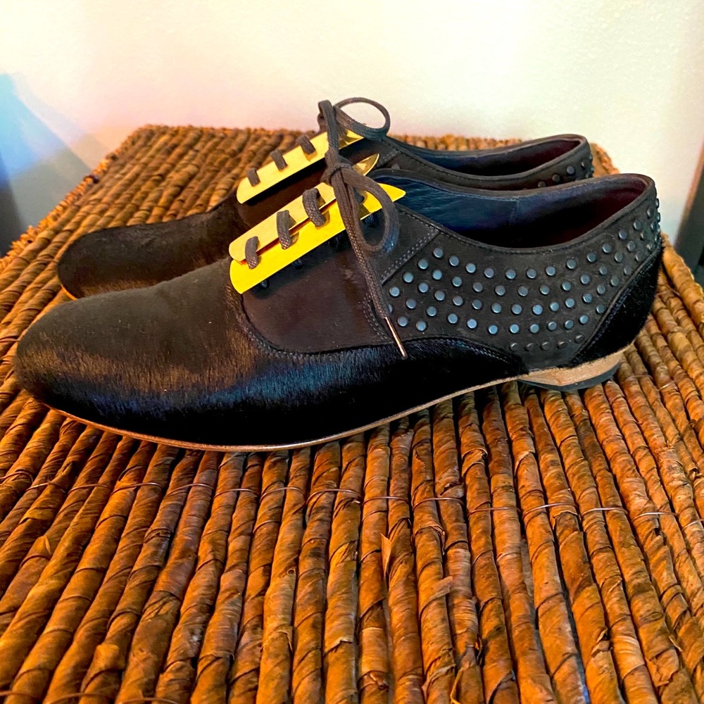 Stylish and comfortable! Gold and pony hair flat